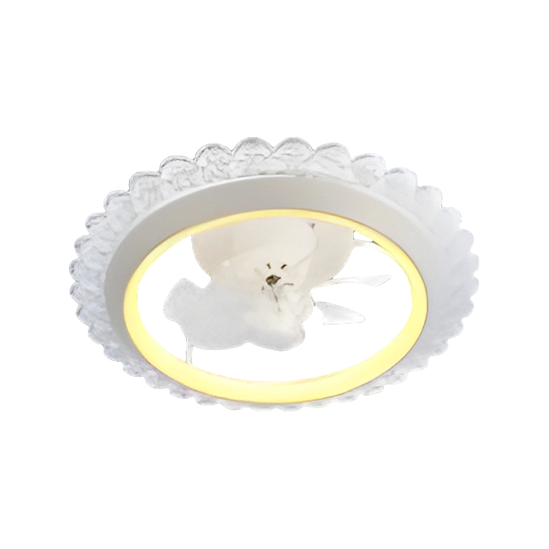 Oscillerende plafondventilator in de slaapkamer met licht