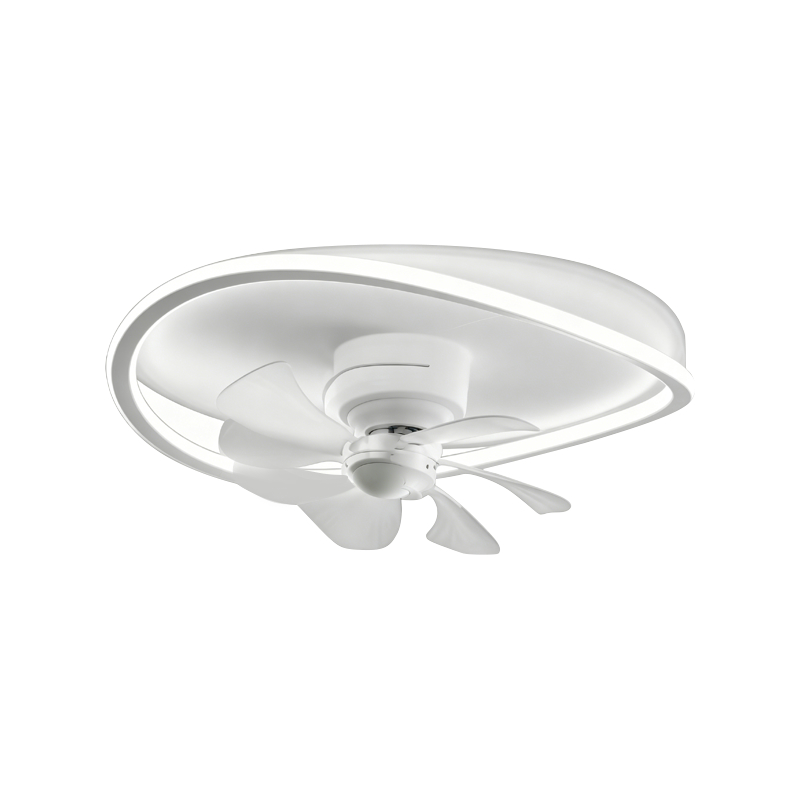 Oscillerende plafondventilator in de slaapkamer met licht